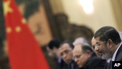 Egypt's President Mohammed Morsi speaks to his Chinese counterpart Hu Jintao (not shown) during their meeting at the Great Hall of the People in Beijing, China, August 28, 2012.