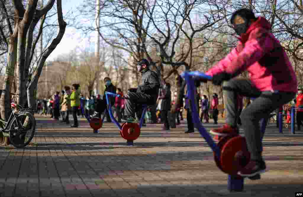 Физички активности со маски во Шенгјанг, Кина.