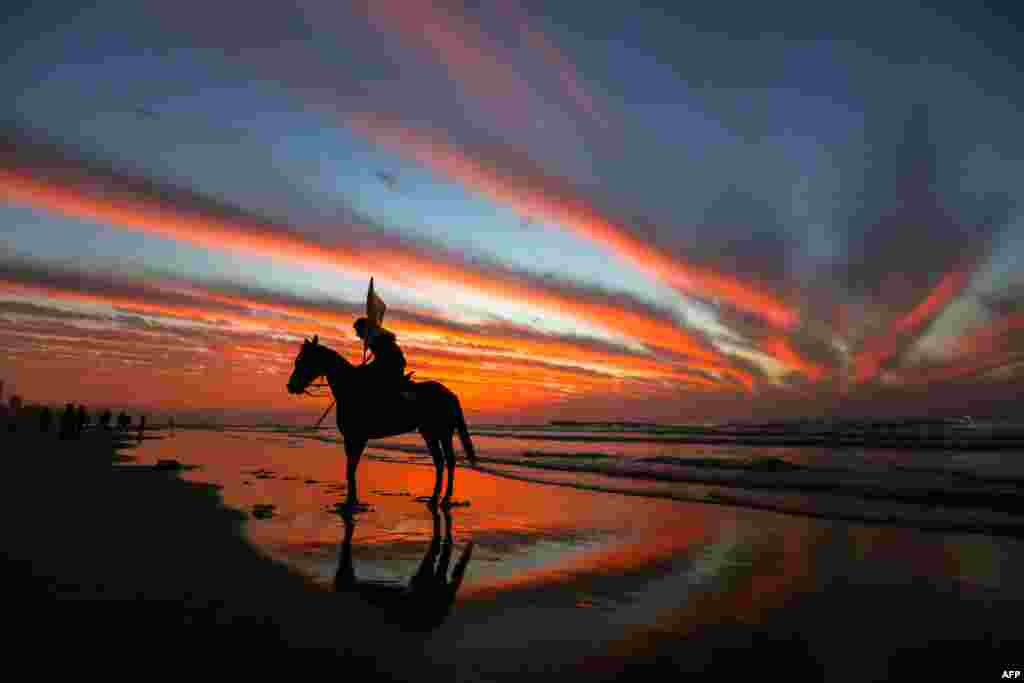Seorang pria Palestina menunggang kuda di pantai saat matahari terbenam beberapa jam sebelum perayaan Tahun Baru, di kota Gaza.