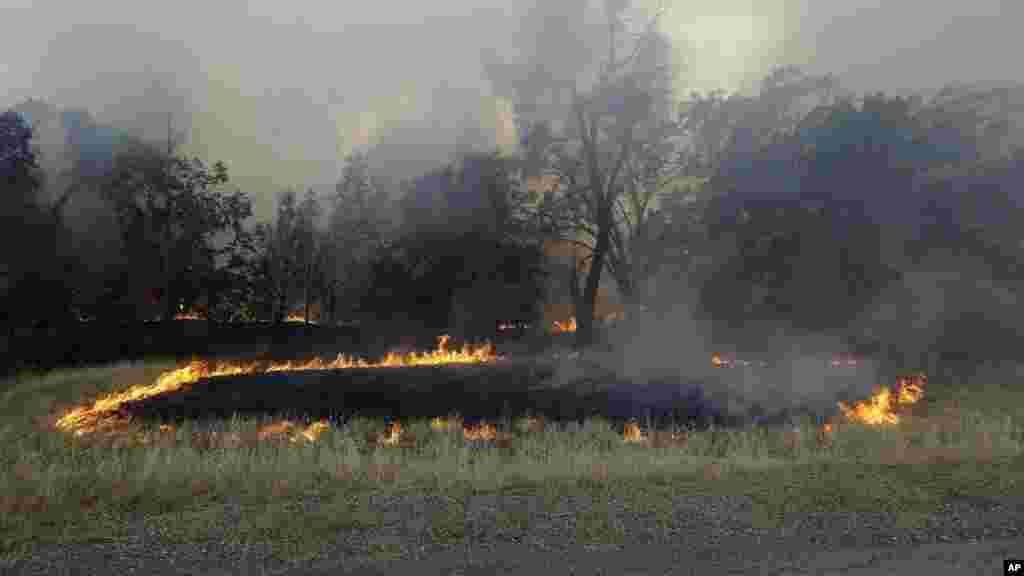 Incendie le long de Valley Road Morgan, Californie, 13 aout, 2015