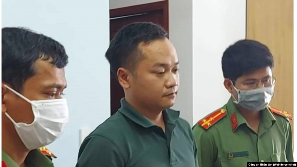 Công an khám xét nhà khi bắt giữ nhà báo Đoàn Kiên Giang, một trong ba thành viên của nhóm Báo sạch bị khởi tố và bắt giam hôm 20/4. (Ảnh chụp màn hình báo Công an Nhân dân)