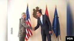 Američki ambasador u Srbiji Majkl Kirbi i premijer Srbije Aleksandar Vučić uoči zajedničke konferemncije za novinare na kojoj su najavili obnavljanje direktnih letova za SAD, 27. jun 2014.