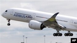 Airbus A350 saat lepas landas dalam penerbangan perdananya dari Bandara Blagnac, Toulouse, Perancis (14/6).