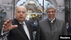 El secretario general de la OEA, José Miguel Insulza, y el ex presidente paraguayo Fernando Lugo, antes de su almuerzo privado, en Asunción, Paraguay.