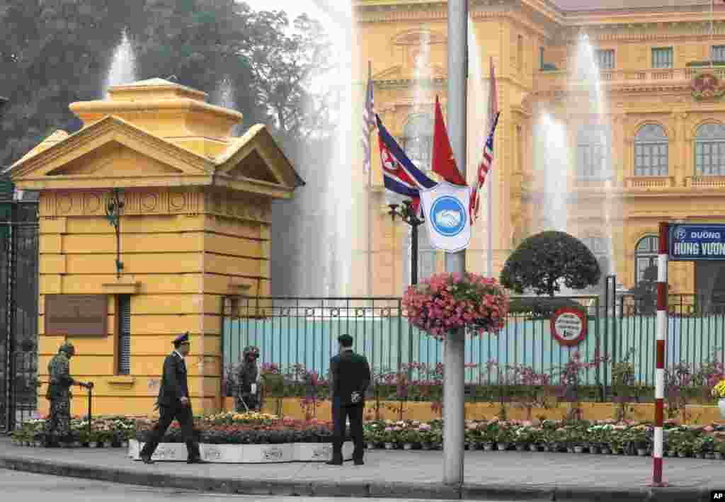 دیدار مقامهای آمریکا و ویتنام | گروهی از سربازان در مقابل ساختمان دولت ویتنام در شهر هانوی. رئیس جمهوری آمریکا و رهبر کره شمالی در مجاور این ساختمان در کاخ ریاست جمهوری دیدار خواهند کرد.