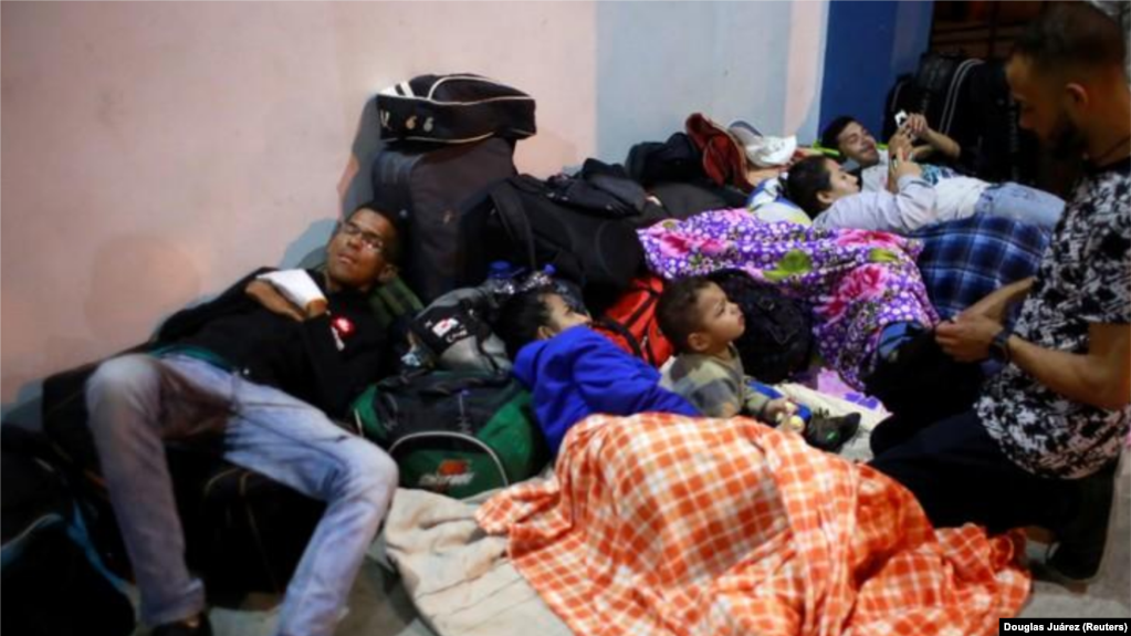 Inmigrantes venezolanos esperan en centro fronterizo de la localidad peruana de Tumbes, en la frontera con Ecuador. 25 agosto 2018. REUTERS/Douglas Juárez