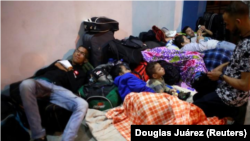 Inmigrantes venezolanos esperan en centro fronterizo de la localidad peruana de Tumbes, en la frontera con Ecuador. 25 agosto 2018. REUTERS/Douglas Juárez