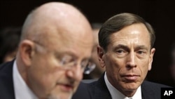 CIA Director David Petraeus (r) listens as Director of National Intelligence, James Clapper, left, testifies on Capitol Hill, Washington, Jan. 31, 2012.