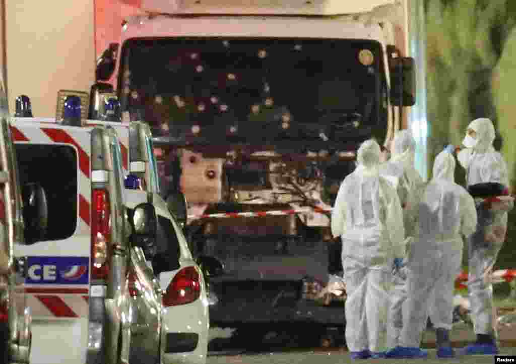 Des officiers de la police scientifique française enquêtent sur le camion à l'origine de l’attaque de Nice, le 14 juillet 2016.