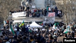 Demonstran berkumpul di sekitar Monumen Republik selama protes terhadap Presiden Abdelaziz Bouteflika untuk masa jabatan kelima dalam pemilihan presiden 18 April di Paris, Perancis, 14 Februari 2019. (Foto: dok)