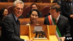 Nobel Peace laureate and Burmese opposition leader Aung San Suu Kyi (C) poses with the Mayor of Rome Ignazio Marino (R) and former minister and mayor of Rome Francesco Rutelli at the award ceremony at the Campidoglio in Rome October 27, 2013.
