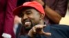 Kanye West offre des tennis blanches au président ougandais
