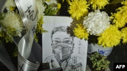 資料照：中國湖北省武漢市中心醫院李文亮醫生的遺像和供奉的鮮花