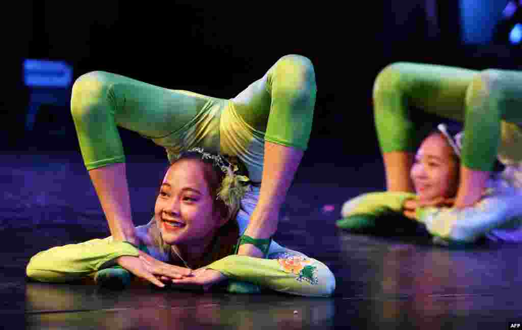 Para seniman akrobat China tampil dalam program pertukaran budaya di Kolkata, India.