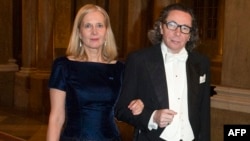 Jean-Claude Arnault et son épouse, l'académicienne Katarina Frostenson, palais royal, Stockholm, Suède, 11 décembre 2011.