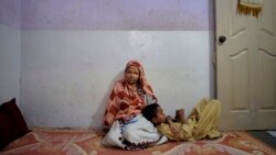 Kulsoom, 33 ans, mère de six enfants, survivante d’une attaque à l’acide par son mari en 2008, Karachi, 16 décembre 2011. (Reuters)