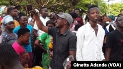 La police disperse une manifestation organisée contre le président Patrice Talon à l'appel du Front pour le sursaut patriotique (FSP) à Cotonou, Bénin, 9 mars 2018. (VOA/Ginette Adande)