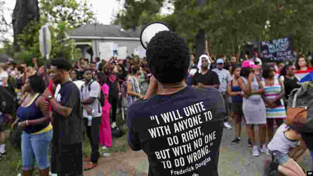Des manifestations dans un quartier résidentiel à Baton Rouge, Louisiane, 10 juillet 2016.
