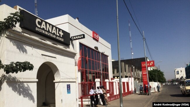 Une banque de la place fermée au Tchad, le 5 février 2018. (VOA/André Kodmadjingar)