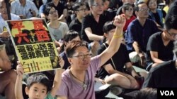 有香港家長帶同年幼兒子參與支聯會維園六四燭光集會 (美國之音湯惠芸拍攝)