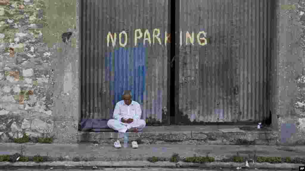 Un migrant afghan est assis à l&#39;entrée d&#39;un immeuble à d&#39;Athènes, le 20 juin 2016.