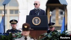 El presidente de los Estados Unidos, Joe Biden, pronuncia un discurso en el 40º Servicio Conmemorativo de los Oficiales Nacionales de Paz en el Capitolio de los Estados Unidos en Washington, Estados Unidos, el 16 de octubre de 2021. REUTERS / Tom Brenner