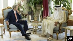 El secretario de Estado de EE.UU., John Kerry, (izquierda) reunido con el emir de Qatar, Sheik Tamim bin Hamad Al-Thani, en Doha, Qatar, el lunes, 3 de agosto, de 2015.