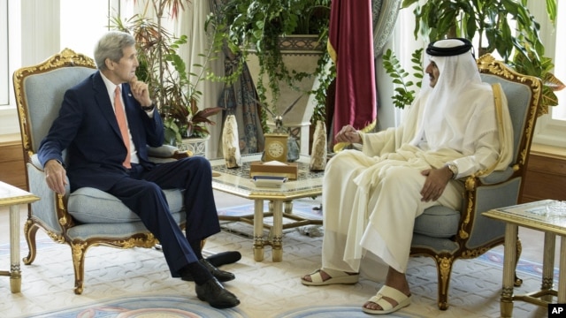 El secretario de Estado de EE.UU., John Kerry, (izquierda) reunido con el emir de Qatar, Sheik Tamim bin Hamad Al-Thani, en Doha, Qatar, el lunes, 3 de agosto, de 2015.