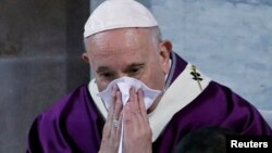 Paus Fransiskus tampak menyeka hidungnya dengan sapu tangan dalam prosesi penyesalan pada Rabu Abu di Vatikan (26/2). 
