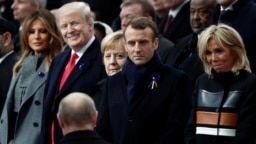 Phản ứng của ông Trump và các nhà lãnh đạo Đức và Pháp khi thấy ông Putin tại một sự kiện ở Pháp tháng 11 năm ngoái. 