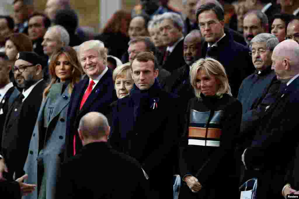Президент России Владимир Путин прибыл, чтобы занять свое место на церемонии рядом с президентом Франции Эммануэлем Макроном, Бриджит Макрон, канцлером Германии Ангелой Меркель, президентом США Дональдом Трампом и первой леди Меланией Трамп 