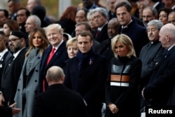 El presidente ruso Vladimir Putin llega a ocupar su lugar con el presidente francés Emmanuel Macron, Brigitte Macron, la canciller alemana Angela Merkel, el presidente de los Estados Unidos Donald Trump y la primera dama Melania Trump para asistir a una ceremonia conmemorativa por el Día del Armisticio, en París, Francia. Domingo 11 de noviembre de 2018.