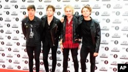 ລາຍ​ການ​ວິ​ທະ​ຍຸ Radio 1 ຂອງ BBC ໃນ​ພິ​ທີລາງວັນຊາວ​ໜຸ່​ມ ໃນ​ນະ​ຄອນ​ລອນດອນ, 8 ພະ​ຈິກ15.