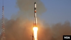 Baikonur Cosmodrome di Kazakhstan meluncurkan roket ke angkasa (30/10). Rusia meluncurkan Phobos-Soil, pesawat tanpa awak ke bulan planet mars, Phobos, Selasa (8/11)