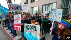 Opositores del oleoducto de Dakota Access se unen en varios puntos de EE.UU., en respuesta al Cuerpo de Ingenieros del Ejército diciendo que despejará el camino para completar el disputado proyecto de $3.800 millones de dólares para transportar petróleo de Dakota del Norte a Illinois, 8 de febrero de 2017.