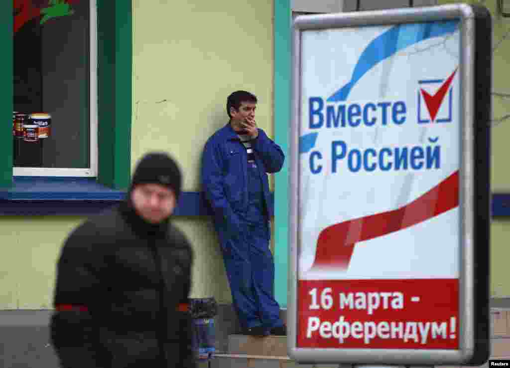 Krımın Rusiyaya birləşməsinə çağıran şüar - Simferopol, 11 mart, 2014 