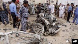 На месте взрыва заминированного автомобиля в городе Басра, Ирак