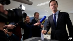 Dutch Prime Minister Mark Rutte casts his vote in a non-binding referendum on the EU-Ukraine association agreement in The Hague, Netherlands, April 6, 2016. 