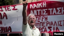 Một người biểu tình hô khẩu hiệu trong một cuộc biểu tình được tổ chức bởi ADEDY, công đoàn khu vực công lớn nhất ở Hy Lạp, đánh dấu một cuộc đình công 24 giờ ở Athens, Hy Lạp.