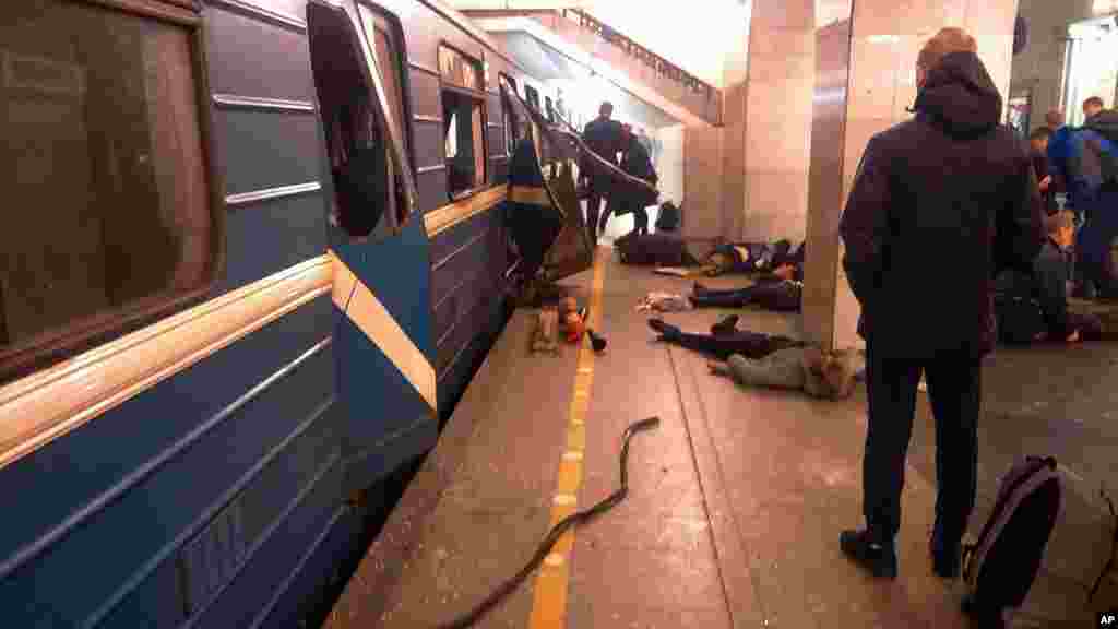 Des victimes au sol près du train qui a été frappé par l&#39;explosion, Saint-Pétersbourg, Russie, le 3 avril 2017.