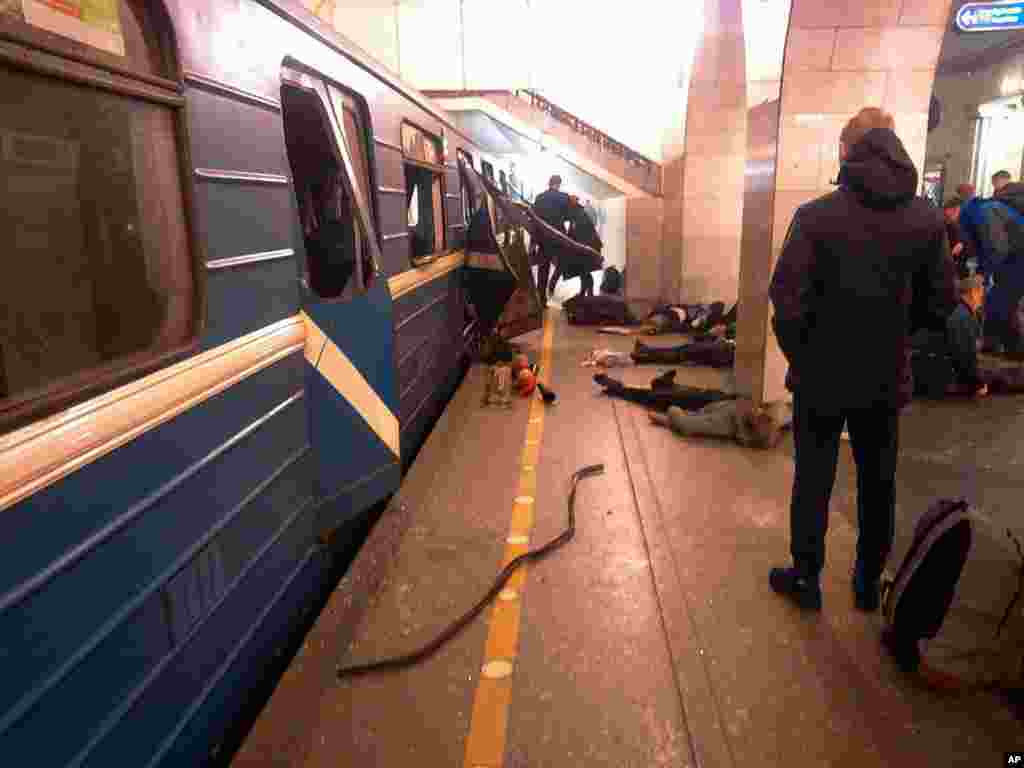 Vítimas da explosão junto à carruagem do metro que foi atingida na estação de Tekhnologichesky Institut São Petersburgo, Russia, Abril 3, 2017.