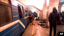 En images : explosion du métro de Saint-Pétersbourg