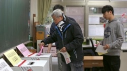 台湾选民在台北市的一个投票站投票。（2020年月11日）