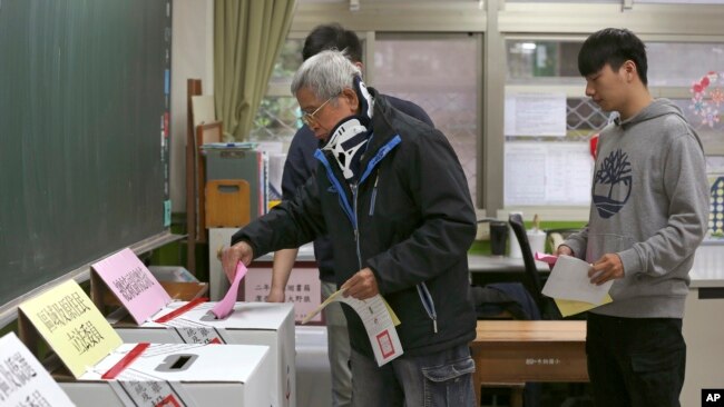 台湾选民在台北市的一个投票站投票。（2020年月11日）