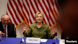 La candidate Hillary Clinton échange avec des leaders des autorités policières à New York, États-Unis, le 18 août 2016.