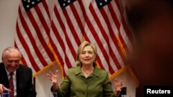 La candidate Hillary Clinton échange avec des leaders des autorités policières à New York, États-Unis, le 18 août 2016.