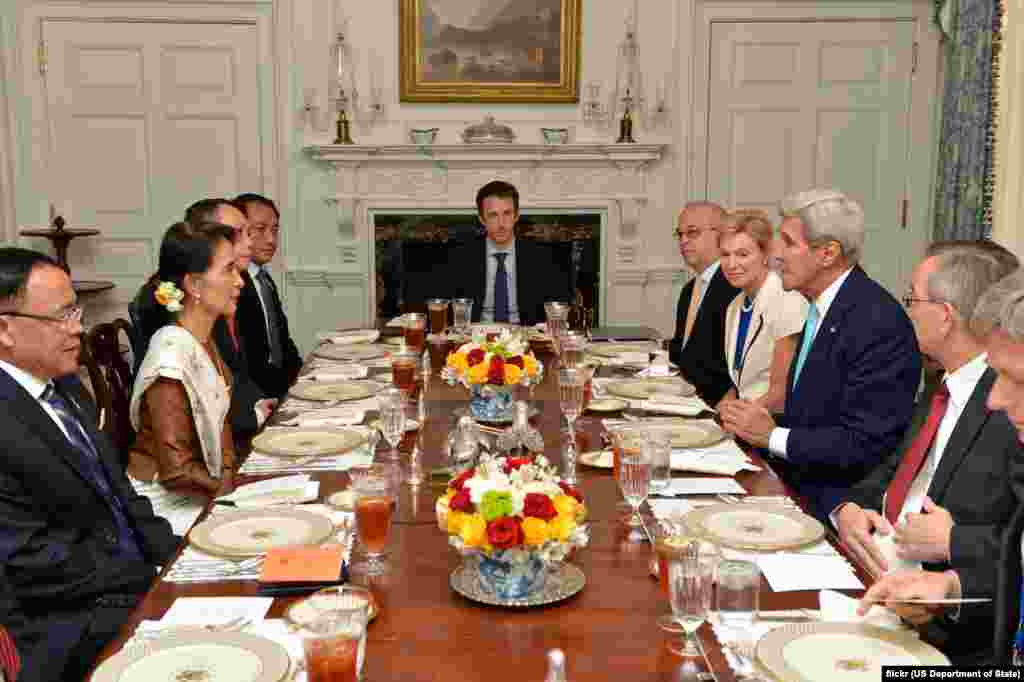 Menteri Luar Negeri AS John Kerry dalam acara makan siang bersama Aung San Suu Kyi di Blair House, Washington, D.C. (14/9).