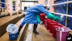 Seorang petugas kesehatan di pusat pengobatan ebola di Hastings, Freetown, Sierra Leone.