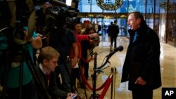 El exdirector de la CIA, general retirado David Petraeus habla con periodists luego de reunirse con el presidente electo de EE.UU. Donald Trump.