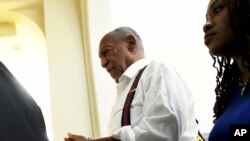 Bill Cosby menotté après avoir été condamné pour agression sexuelle, à Norristown, Pennsylvanie, 25 septembre 2018.